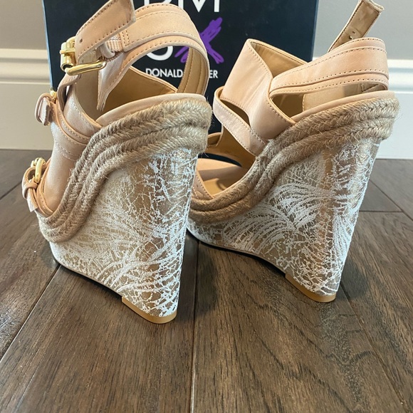 Donald Pliner NEW wedges. Very sexy - Picture 6 of 9